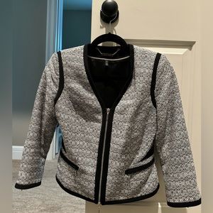 White House Black Market Suit size 00. Black/white pattern. Skirt is NWT.